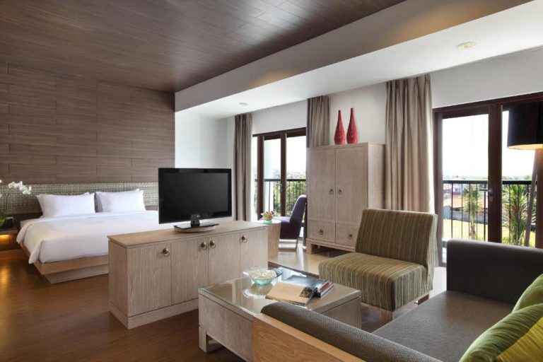 Junior suite con salón, cama doble y terraza con vistas en Hotel Santika Siligita Nusa Dua