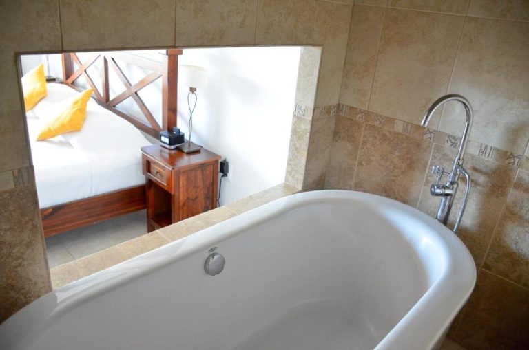 Bañera exenta de lujo con vista al dormitorio en La Pasion Colonial Hotel Boutique By Bunik