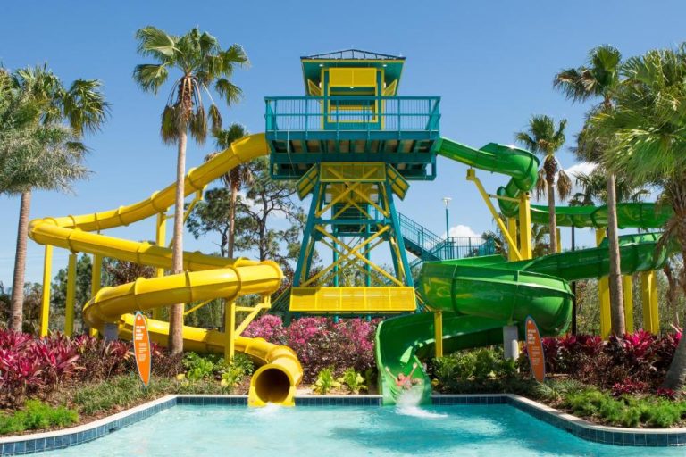 Toboganes acuáticos amarillo y verde del parque acuático en The Grove Resort & Water Park Orlando