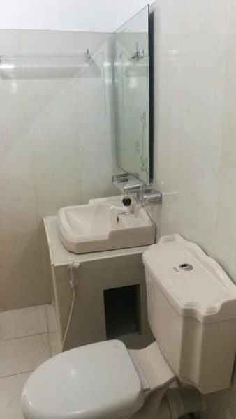 Baño privado con inodoro, lavabo y ducha acristalada en el hotel Friends Paradise