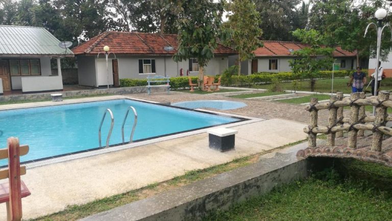 Piscina exterior con bungalows y jardines tropicales del hotel Friends Paradise