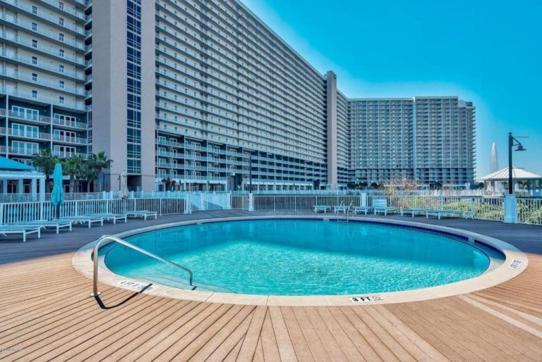 Piscina circular exterior con terraza de madera en Laketown Wharf Resort, con vistas al complejo hotelero