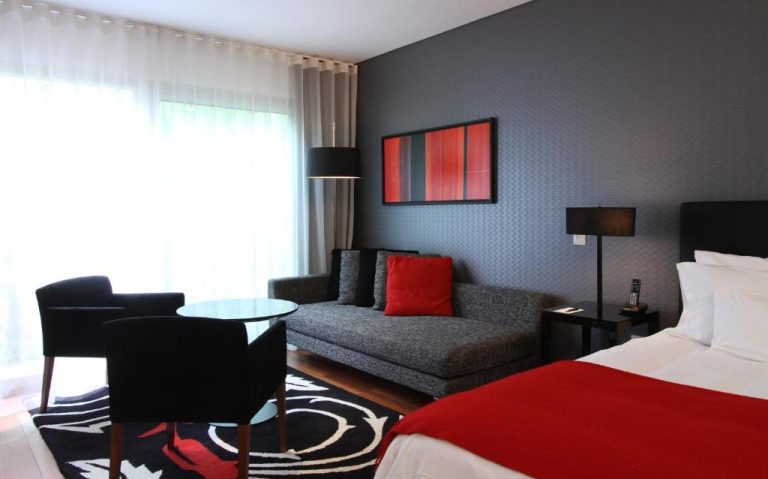 Habitación superior con sofá rojo y decoración moderna en Fierro Hotel Buenos Aires