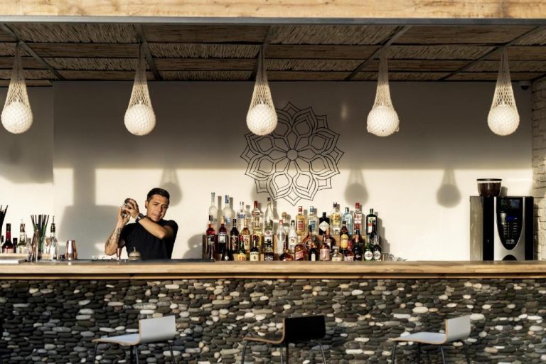Barra de coctelería con amplia selección de licores en el Yacht Boheme Hotel-Boutique Adults Only