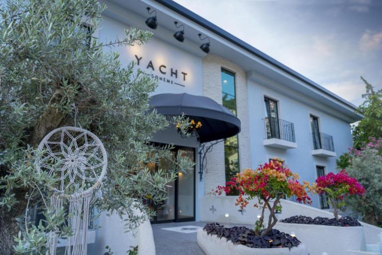Fachada exterior del Yacht Boheme Hotel Boutique Adults Only con jardín, buganvillas y atrapasueños decorativo