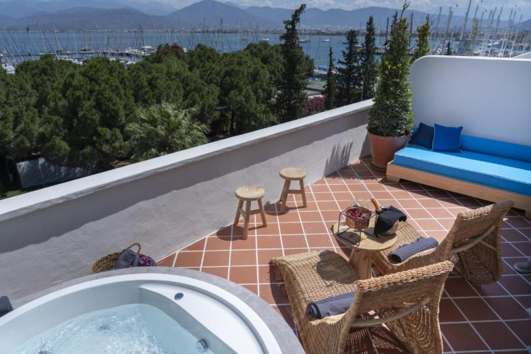 Terraza privada con jacuzzi y vistas al puerto deportivo en Yacht Boheme Hotel Boutique Adults Only