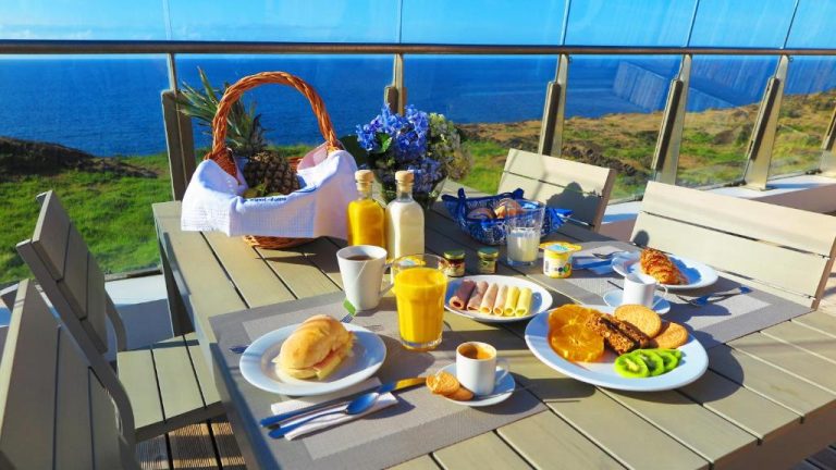 Desayuno completo en terraza con vista al océano Atlántico en Sao Vicente Lodge Atlantic Retreat