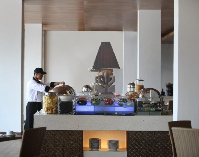 Estación de buffet con ensaladas y chef en el restaurante del Hotel Santika Siligita Nusa Dua