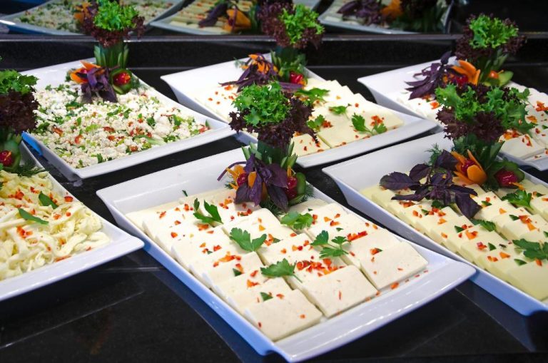 Buffet de quesos frescos y ensaladas decoradas con hierbas y verduras en el Hotel Ilayda
