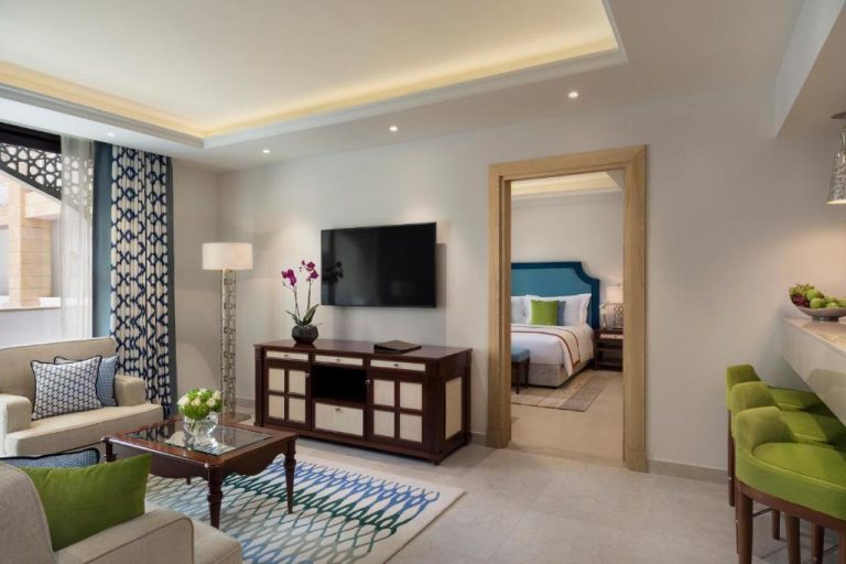 Suite con salón y dormitorio separado en Al Najada Doha Hotel Apartments by Oaks, Catar