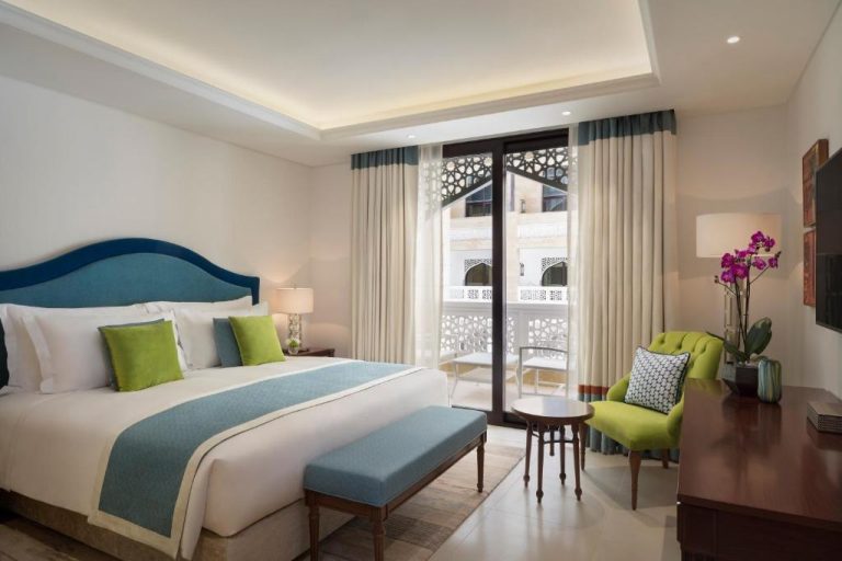 Habitación deluxe con cama king y balcón en Al Najada Doha Hotel Apartments by Oaks