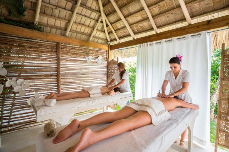 Tratamiento de masaje en pareja en la cabana spa del Mahona Boutique Hotel rodeada de naturaleza