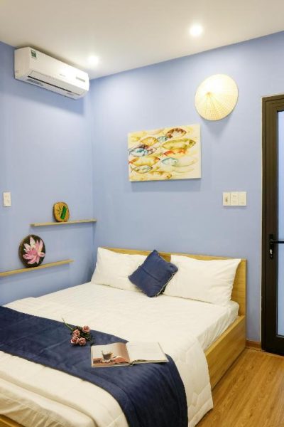 Habitación doble con decoración azul y arte vietnamita en Phuong Tran Apartment and Hotel