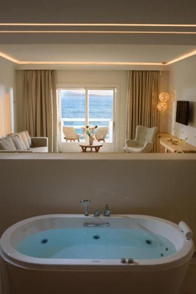 Suite de lujo con jacuzzi privado y vistas al mar en Anax Resort and Spa Mykonos