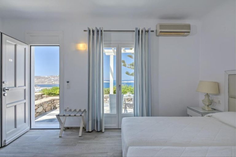 Habitación doble con vistas al mar y balcón en el Hotel Alkyon de Mykonos