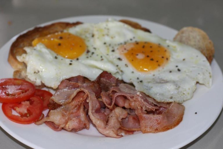Desayuno completo con huevos fritos, bacon y tomate en el restaurante de The Beachhouse Cebu