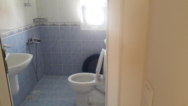 Baño completo con ducha, lavabo e inodoro con azulejos azules en Cicek Hotel & Apartments