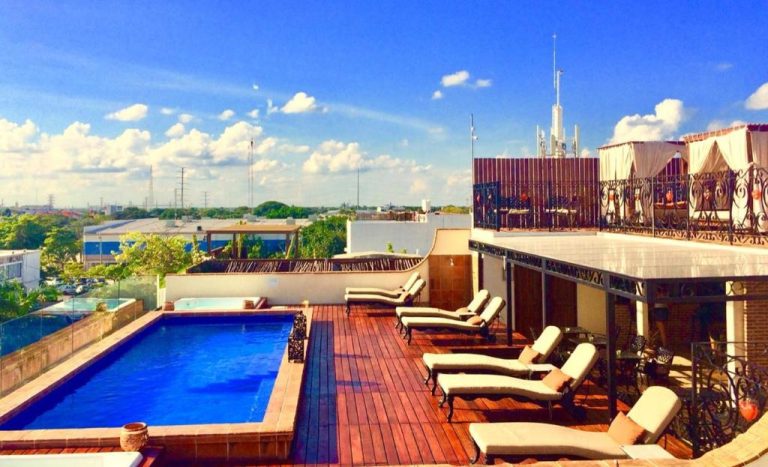 Piscina en azotea con tumbonas y jacuzzi del La Pasion Colonial Hotel Boutique By Bunik