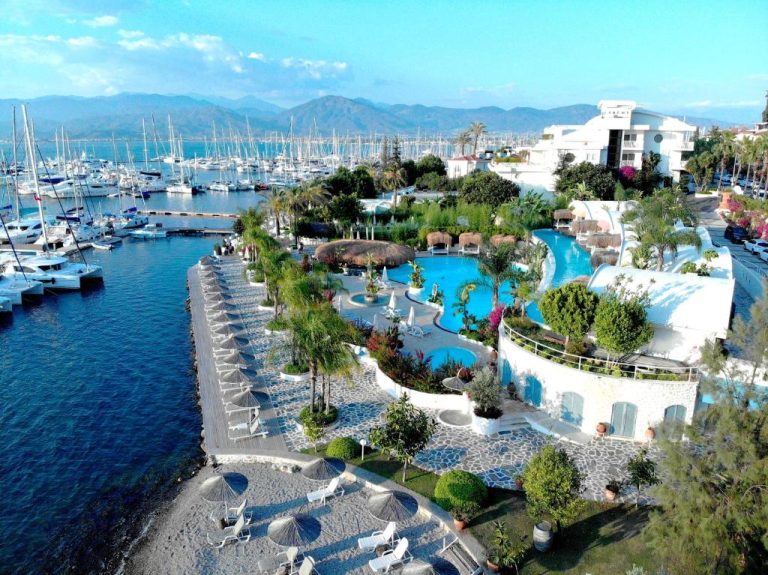 Vista aérea de la piscina exterior y marina del Yacht Classic Hotel Boutique Class en Bodrum