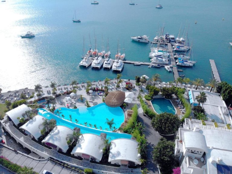 Vista aérea de la piscina exterior y marina del Yacht Classic Hotel Boutique con yates atracados