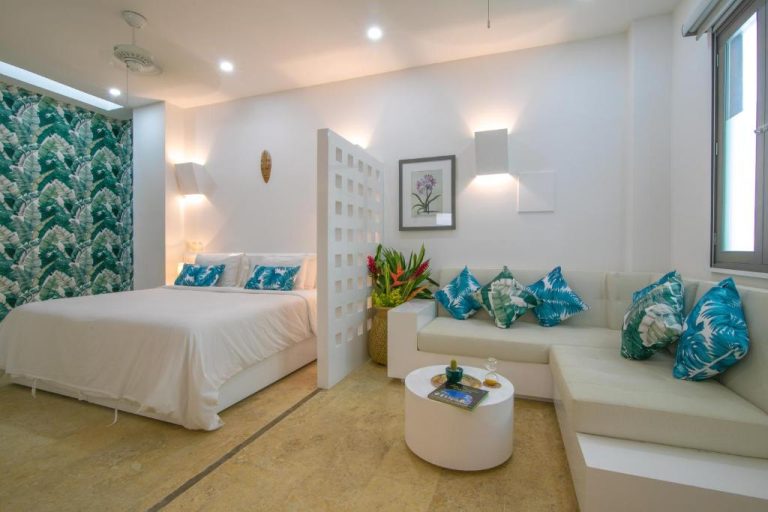 Suite de lujo con cama doble y sofá en El Cactus Luxury Apartments en el Centro Histórico