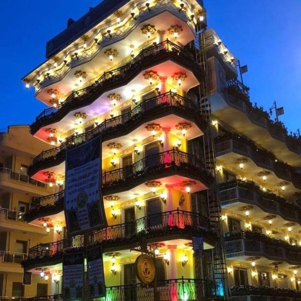 Fachada iluminada del Hotel Marko Pasa Konagi de noche con balcones decorados y luces coloridas