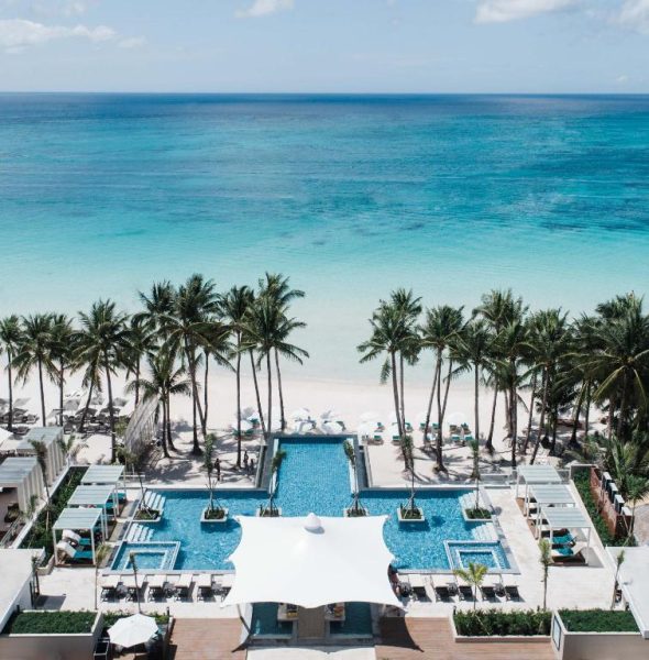 Vista aérea de la piscina infinita y playa de arena blanca del Henann Crystal Sands Resort