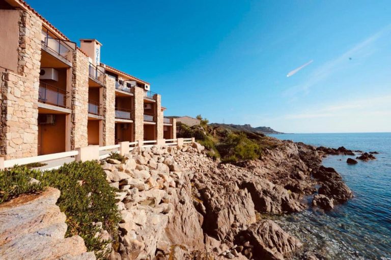 Fachada exterior del Hôtel du Golfe con vistas al mar mediterráneo y costa rocosa