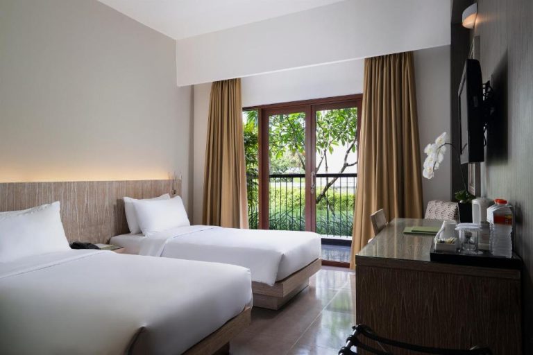 Habitación twin con vista al jardín tropical y balcón en Hotel Santika Siligita Nusa Dua