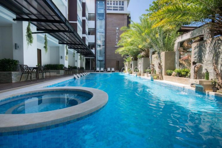 Piscina exterior con jacuzzi y zona tropical del Boracay Haven Suites en Filipinas