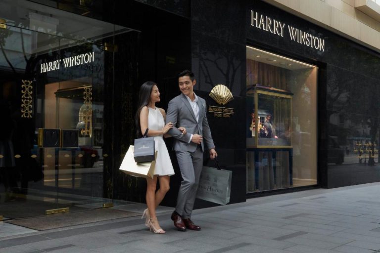Pareja de compras frente a la boutique Harry Winston cerca del Mandarin Oriental Hong Kong
