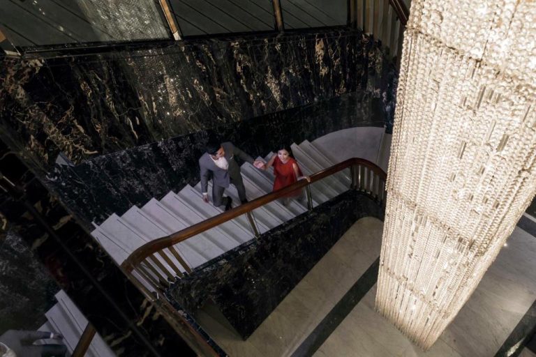 Elegante escalera de mármol con gran araña de cristal del Mandarin Oriental Hong Kong