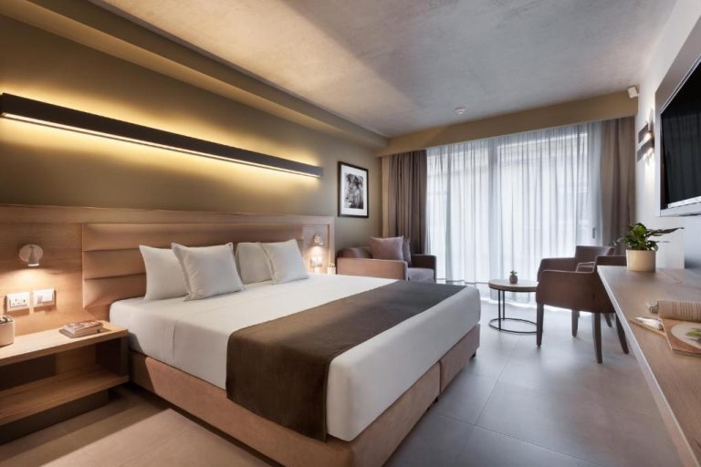Habitación doble superior con cama king size y zona de estar del Azur Hotel by ST Hotels