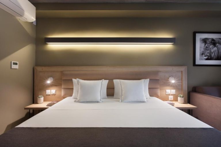 Habitación doble con cama king size e iluminación ambiental en Azur Hotel by ST Hotels
