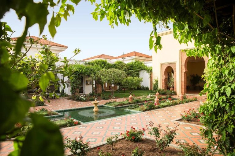 Jardín andaluz con fuente central y patio de azulejos en Robinson Agadir All Inclusive