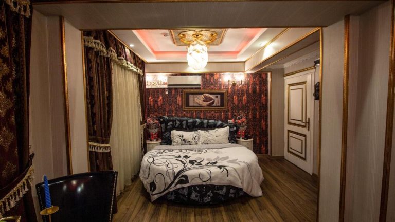 Lujosa habitación suite con cama doble, decoración otomana y techo con araña en Marko Paşa Konağı
