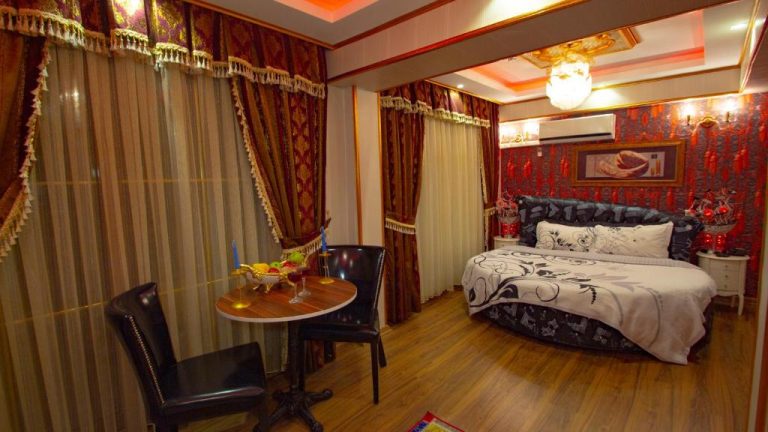 Habitación suite de lujo con cama redonda y decoración otomana en Hotel Marko Pasa Konagi