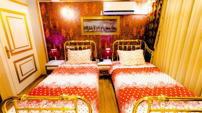 Habitación doble con camas doradas y decoración otomana en el Hotel Marko Pasa Konagi