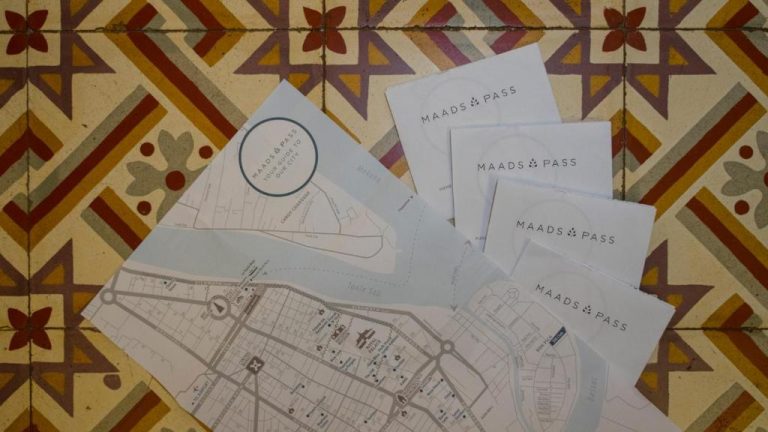 Mapa turístico y tarjetas Maads Pass de The Pavilion como guía de la ciudad para huéspedes