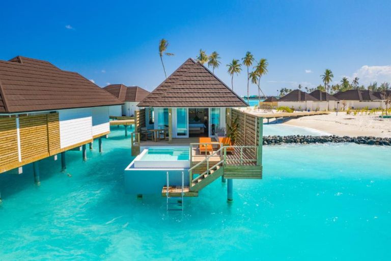 Villa sobre el agua con piscina privada y vistas al mar turquesa en Sun Siyam Olhuveli Maldivas