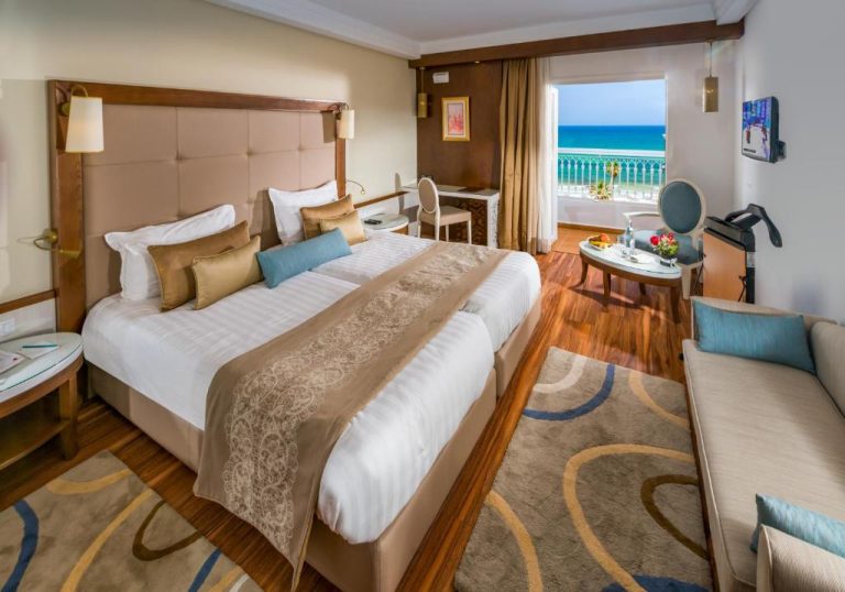 Habitación de lujo con cama doble y vistas al mar Mediterráneo en Sousse Palace Hotel & Spa
