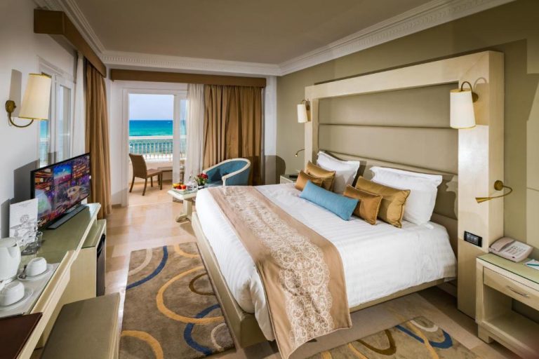 Habitación de lujo con cama doble y vistas al mar en el Sousse Palace Hotel & Spa, Túnez