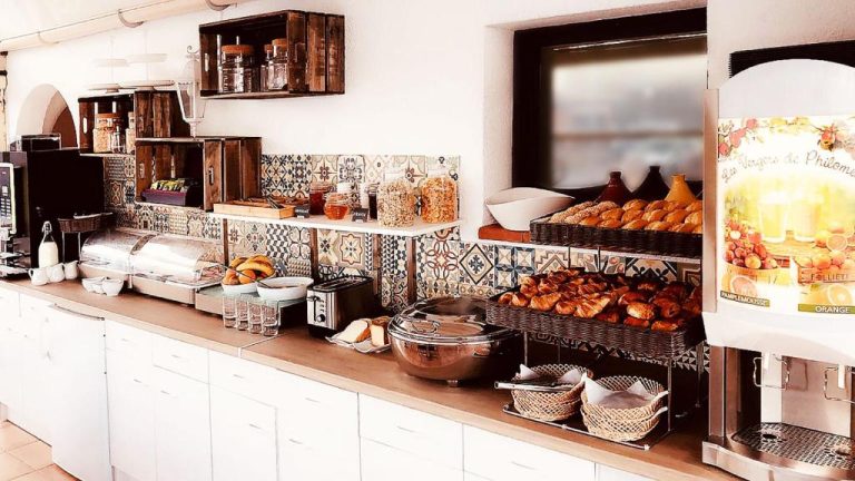 Buffet de desayuno con croissants y bollería del Hôtel du Golfe con zumos naturales y cereales