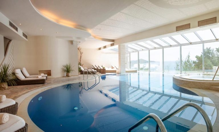 Piscina interior con jacuzzi y vistas al mar del Hotel Bellevue Dubrovnik
