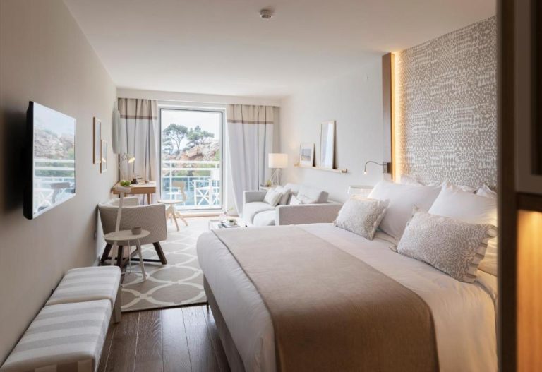 Habitación superior de lujo con cama doble y balcón con vistas en Hotel Bellevue Dubrovnik