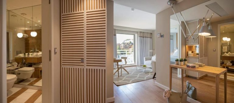 Suite con salón, armarios de madera y terraza con vistas en el Hotel Bellevue Dubrovnik
