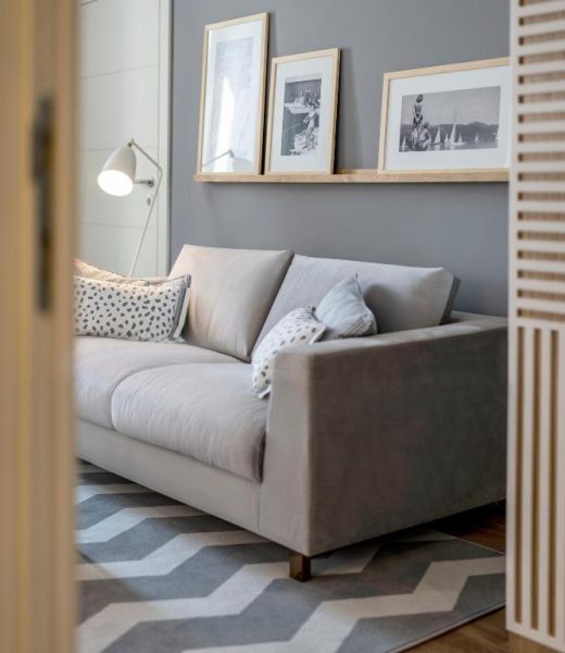Salón elegante con sofá gris y decoración nórdica en el Hotel Bellevue Dubrovnik