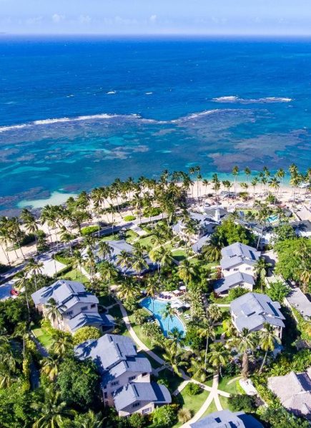 Vista aérea del Hotel Alisei con villas, piscina y acceso directo a la playa caribeña