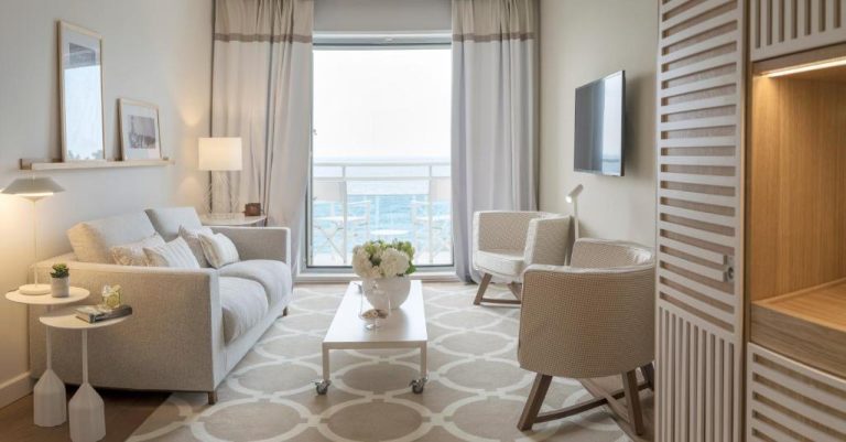 Salón elegante con sofá, sillones y vistas al mar Adriático en el Hotel Bellevue Dubrovnik