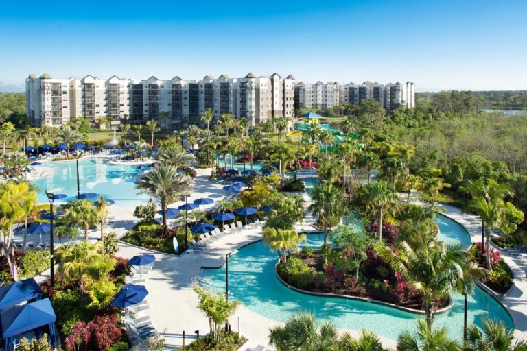 Vista aérea de las piscinas y parque acuático del Grove Resort & Water Park Orlando rodeado de palmeras